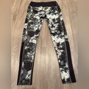 The North Face Women’s FlashDry Leggings Black Gray Floral Yoga Size Medium